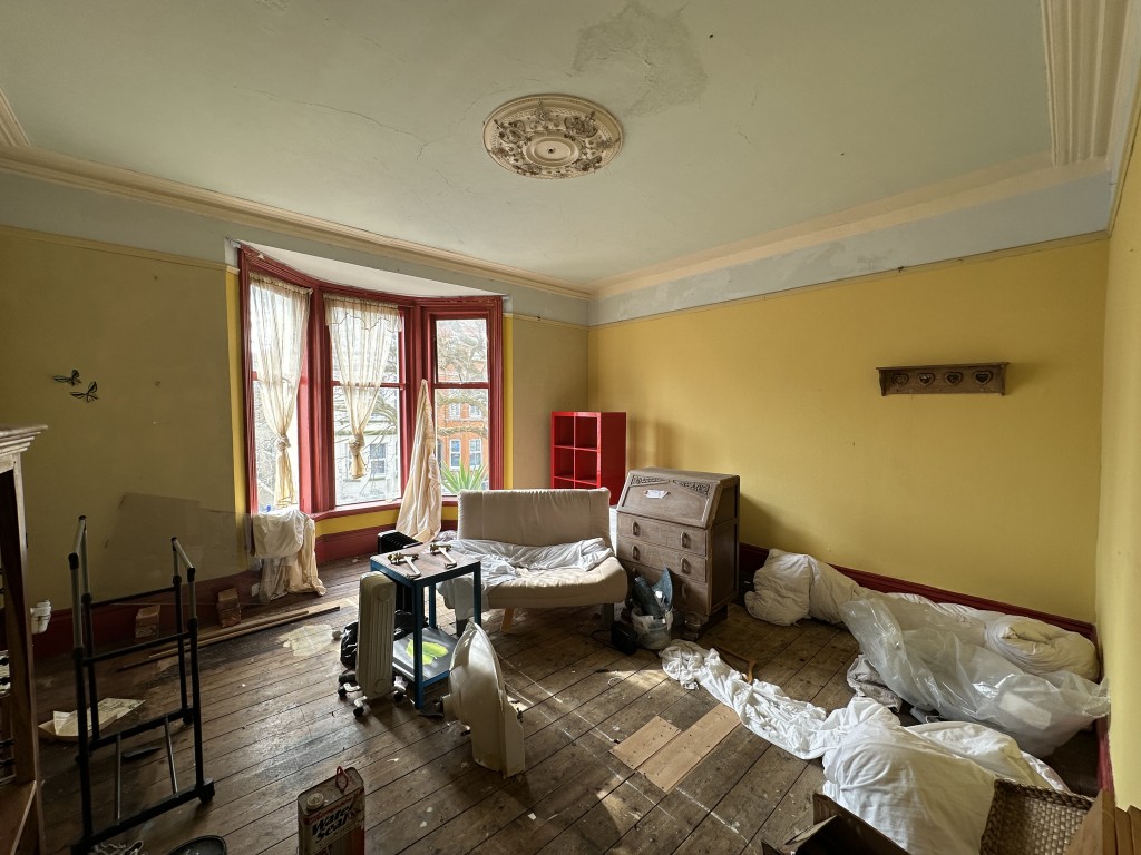 Lot: 114 - TERRACE HOUSE FOR REFURBISHMENT WITH PLANNING FOR THREE FLATS - First Floor Living Room/ Bedroom